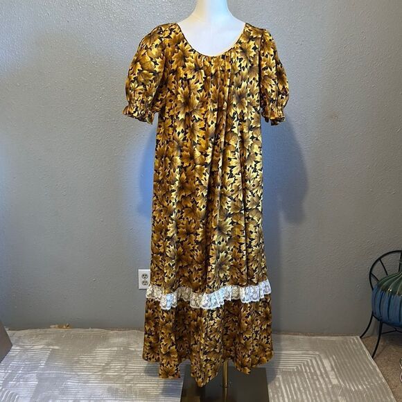 Vintage T&L muumuu Factory Hawaiian Floral Yellow Dress with Lace Trim size XL - Picture 1 of 12